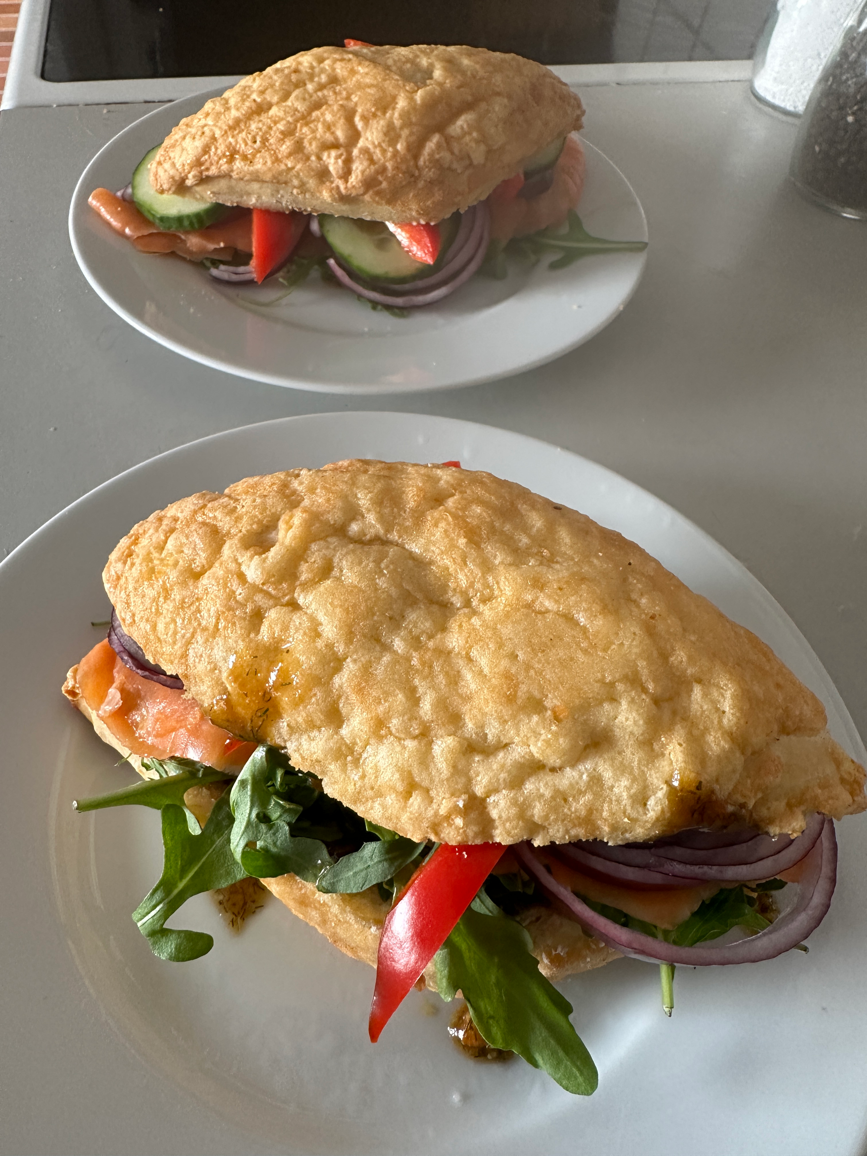 Trin billede for Skær sandwich’en over hvis du vil have et flot snit.