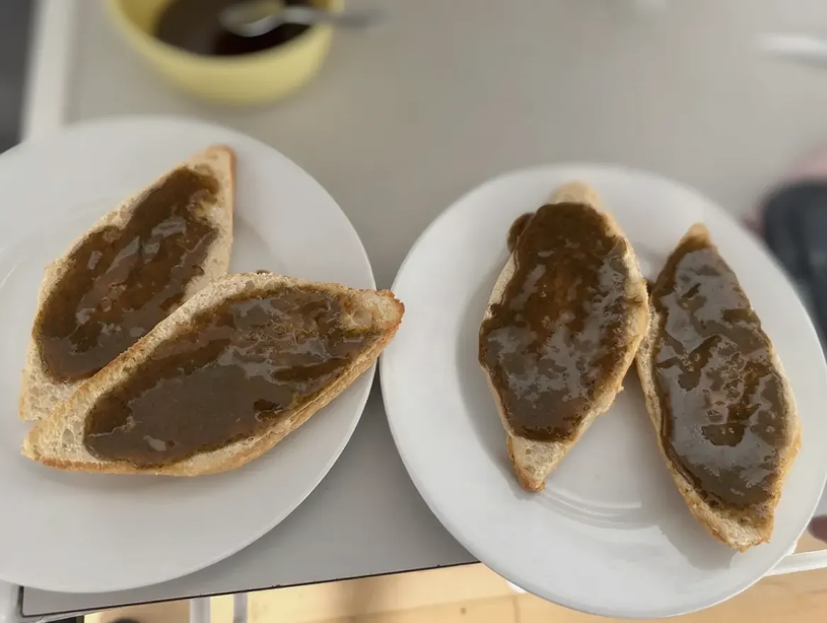 Trin billede for Smør et tyndt lag [[ref:recipe:dilddressing-raevesovs|Dilddressing/rævesovs]] på begge sider af bollerne. Brug gerne lidt ekstra på bunden for saftighed.