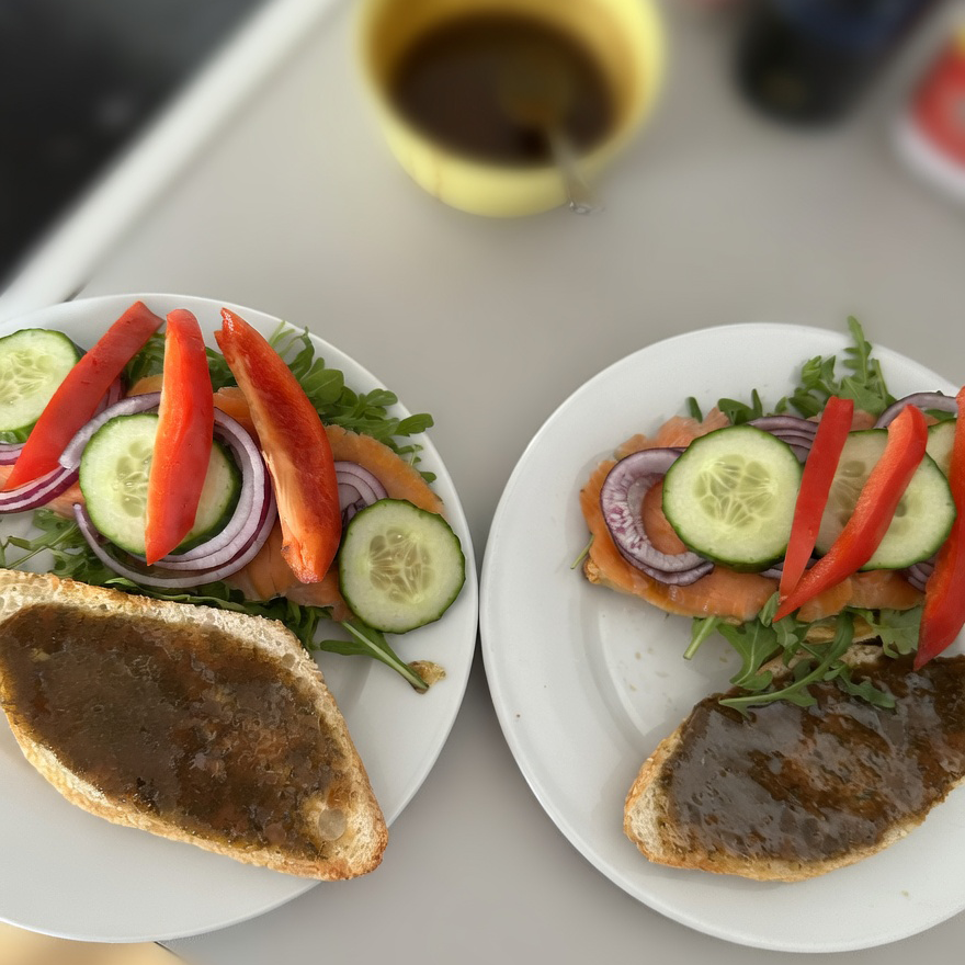 Trin billede for Læg røget dansk ørred m. peber ovenpå salaten.
Træk den evt. lidt fra hinanden med fingrene for et flot, luftigt lag.